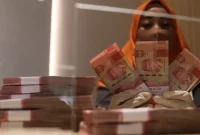 Rupiah melemah ke Rp18.074 per dolar AS saat harga minyak dunia melonjak akibat ketegangan di Timur Tengah.(Foto : Liputan6.com/Angga Yuniar)