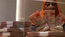 Rupiah melemah ke Rp18.074 per dolar AS saat harga minyak dunia melonjak akibat ketegangan di Timur Tengah.(Foto : Liputan6.com/Angga Yuniar)