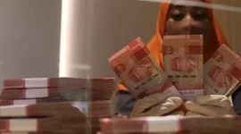 Rupiah melemah ke Rp18.074 per dolar AS saat harga minyak dunia melonjak akibat ketegangan di Timur Tengah.(Foto : Liputan6.com/Angga Yuniar)