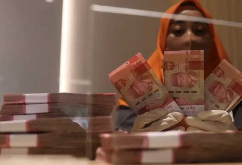 Rupiah melemah ke Rp18.074 per dolar AS saat harga minyak dunia melonjak akibat ketegangan di Timur Tengah.(Foto : Liputan6.com/Angga Yuniar)