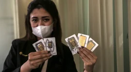 Harga emas Antam ukuran 1 gram mencapai Rp2.592.000 pada Sabtu (10/10/2026), naik Rp12.000 dibandingkan awal pekan.(Foto : Liputan6.com/Johan Tallo)