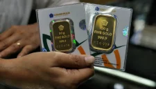 Harga emas Antam turun Rp 13.000 per gram pada Jumat (30/10/2026).(Foto : Liputan6.com/Johan Tallo)