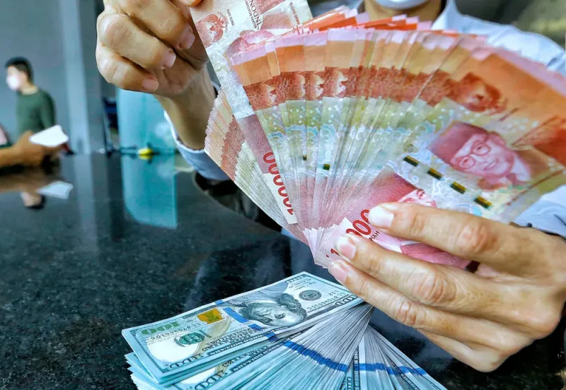 Rupiah melemah terhadap dolar AS di tengah tekanan pasar domestik dan ketegangan geopolitik global.(Foto : Liputan6.com/Angga Yuniar)