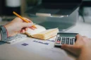 Financial wellness membantu seseorang mengelola keuangan, menyiapkan dana darurat, dan merencanakan masa depan.(Foto : unsplash.com)