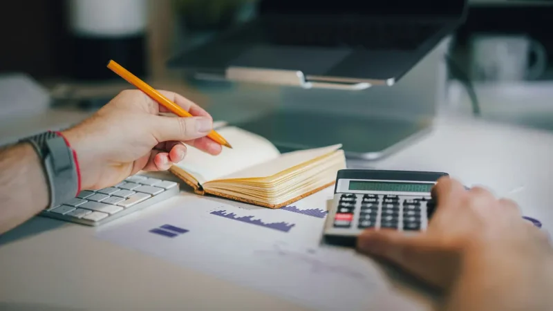 Financial wellness membantu seseorang mengelola keuangan, menyiapkan dana darurat, dan merencanakan masa depan.(Foto : unsplash.com)