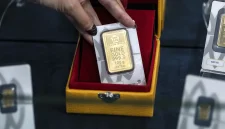 Harga emas batangan Antam naik Rp7.000 menjadi Rp2.572.000 per gram pada Sabtu, 17 Oktober 2026.(Foto : Liputan6.com/Johan Tallo)