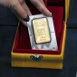 Harga emas batangan Antam naik Rp7.000 menjadi Rp2.572.000 per gram pada Sabtu, 17 Oktober 2026.(Foto : Liputan6.com/Johan Tallo)