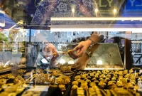 Daftar harga emas perhiasan Raja Emas dan Laku Emas, Rabu 28 Oktober 2026.(Foto : CHAIDEER MAHYUDDIN/AFP)