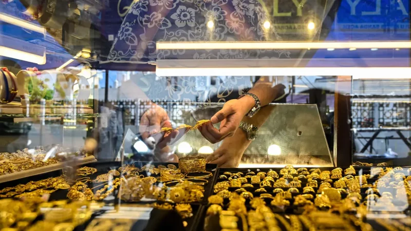 Daftar harga emas perhiasan Raja Emas dan Laku Emas, Rabu 28 Oktober 2026.(Foto : CHAIDEER MAHYUDDIN/AFP)