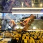 Daftar harga emas perhiasan Raja Emas dan Laku Emas, Rabu 28 Oktober 2026.(Foto : CHAIDEER MAHYUDDIN/AFP)