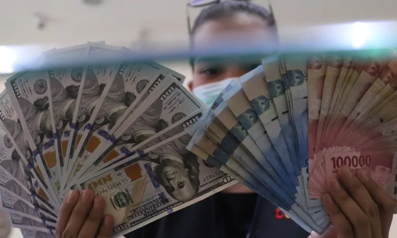  Rupiah melemah ke Rp 18.174 per dolar AS akibat tekanan global dan kenaikan harga minyak dunia. (Foto : Liputan6.com/Angga Yuniar)