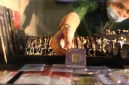 Harga emas Antam turun Rp 10.000 per gram, sedangkan harga buyback mencapai Rp 2.379.000 per gram.(Foto : Liputan6.com/Angga Yuniar)