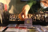 Harga emas Antam turun Rp 10.000 per gram, sedangkan harga buyback mencapai Rp 2.379.000 per gram.(Foto : Liputan6.com/Angga Yuniar)