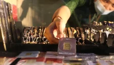 Harga emas Antam turun Rp 10.000 per gram, sedangkan harga buyback mencapai Rp 2.379.000 per gram.(Foto : Liputan6.com/Angga Yuniar)