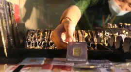 Harga emas Antam turun Rp 10.000 per gram, sedangkan harga buyback mencapai Rp 2.379.000 per gram.(Foto : Liputan6.com/Angga Yuniar)