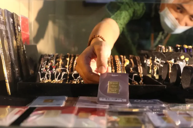 Harga emas Antam turun Rp 10.000 per gram, sedangkan harga buyback mencapai Rp 2.379.000 per gram.(Foto : Liputan6.com/Angga Yuniar)