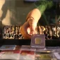 Harga emas Antam turun Rp 10.000 per gram, sedangkan harga buyback mencapai Rp 2.379.000 per gram.(Foto : Liputan6.com/Angga Yuniar)