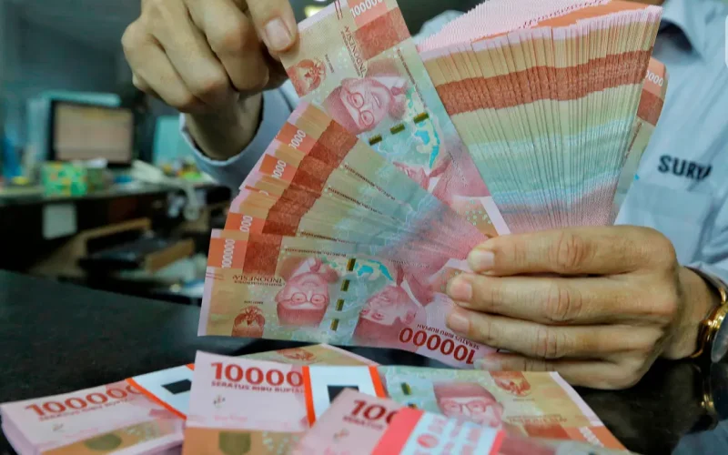 Rupiah melemah ke Rp18.080 per dolar AS pada penutupan perdagangan Jumat (23/10/2026).