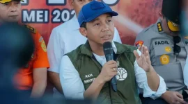 Menhut Raja Juli Antoni bersama Gubernur Kalimantan Selatan H. Muhidin meninjau penanganan karhutla di Hutan Lindung Liang Anggang, Banjarbaru, Senin (12/10/2026).(Foto : Istimewa/liputan6.com)