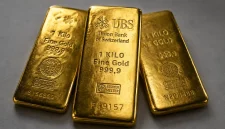 Harga emas dunia melemah 1% di tengah kekhawatiran kenaikan suku bunga AS.