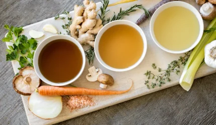 Ilustrasi secangkir teh herbal dengan bahan alami yang berpotensi mendukung kesehatan tubuh.