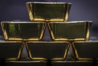 Harga emas dunia terkoreksi saat investor mencermati peluang kenaikan suku bunga AS.(Foto: DAVID GRAY | AFP)