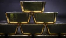 Harga emas dunia terkoreksi saat investor mencermati peluang kenaikan suku bunga AS.(Foto: DAVID GRAY | AFP)