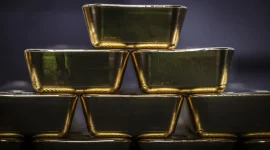Harga emas dunia terkoreksi saat investor mencermati peluang kenaikan suku bunga AS.(Foto: DAVID GRAY | AFP)