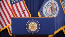 The Fed menahan suku bunga acuan AS pada kisaran 3,75–4 persen.(AP Photo/Mark Schiefelbein)