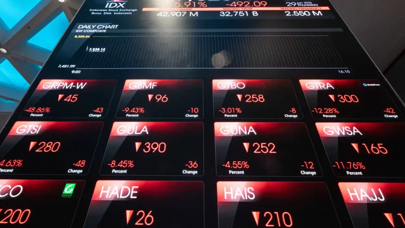 MSCI berpotensi mengubah status pasar saham Indonesia dan memicu arus keluar dana asing hingga Rp 132 triliun.(Foto : YASUYOSHI CHIBA/AFP)