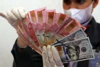 Rupiah menguat ke Rp18.141 per dolar AS pada perdagangan Kamis.(Foto : Liputan6.com/Johan Tallo)