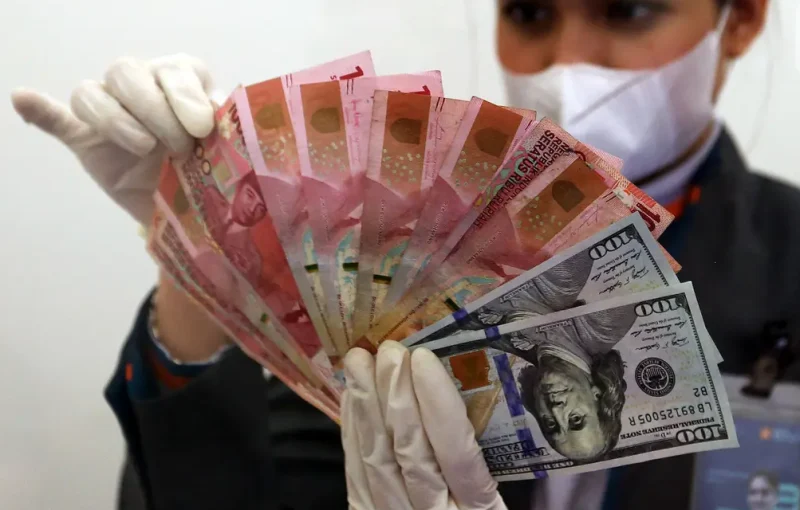 Rupiah menguat ke Rp18.141 per dolar AS pada perdagangan Kamis.(Foto : Liputan6.com/Johan Tallo)