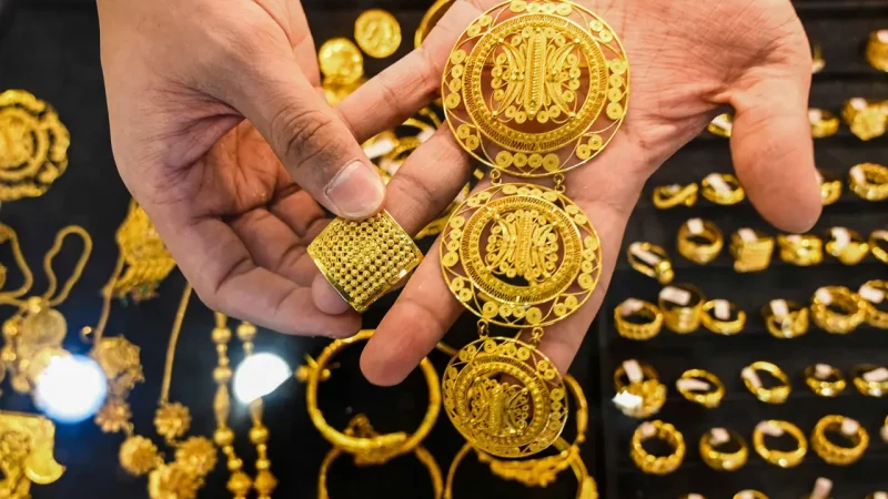 Daftar harga emas perhiasan berdasarkan kadar karat pada Kamis, 29 Oktober 2026. (Foto : CHAIDEER MAHYUDDIN/AFP)