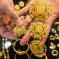 Daftar harga emas perhiasan berdasarkan kadar karat pada Kamis, 29 Oktober 2026. (Foto : CHAIDEER MAHYUDDIN/AFP)