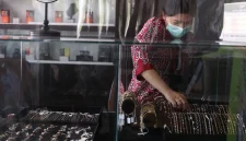 Harga emas batangan Antam menguat Rp 10.000 per gram.(Foto : Liputan6.com/Angga Yuniar)