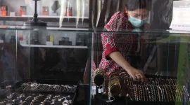Harga emas batangan Antam menguat Rp 10.000 per gram.(Foto : Liputan6.com/Angga Yuniar)