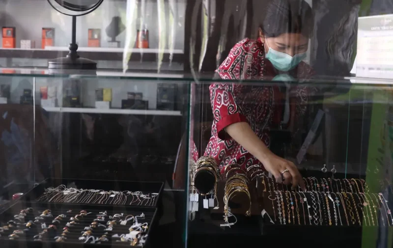 Harga emas batangan Antam menguat Rp 10.000 per gram.(Foto : Liputan6.com/Angga Yuniar)