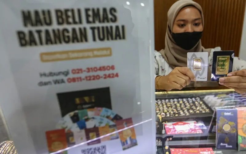 Harga emas Galeri24, Antam, dan UBS di Pegadaian turun pada Jumat (23/10/2026).(Foto : Liputan6.com/Angga Yuniar)