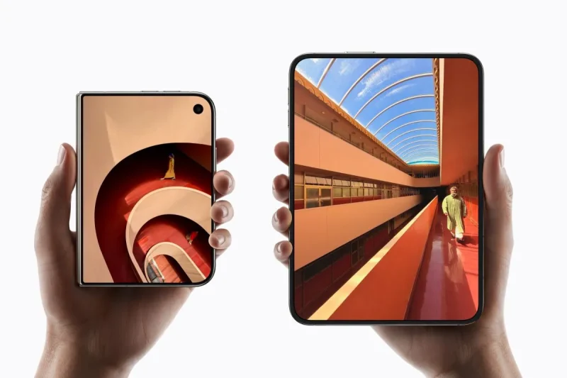 Tampilan iPhone Duo dalam keadaan terbuka dan tertutup. (Apple Newsroom)