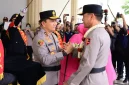 Kapolda Jambi Irjen Pol. Widodo menerima Pataka Siginjai Sakti Wira Bhakti dalam upacara serah terima di Lapangan Mapolda Jambi, Rabu (14/10/2026).(Foto : ist/Dok.Polda Jambi)