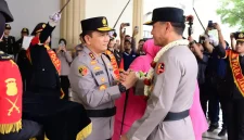 Kapolda Jambi Irjen Pol. Widodo menerima Pataka Siginjai Sakti Wira Bhakti dalam upacara serah terima di Lapangan Mapolda Jambi, Rabu (14/10/2026).(Foto : ist/Dok.Polda Jambi)