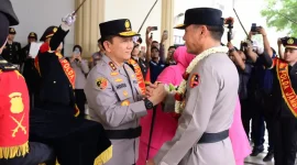 Kapolda Jambi Irjen Pol. Widodo menerima Pataka Siginjai Sakti Wira Bhakti dalam upacara serah terima di Lapangan Mapolda Jambi, Rabu (14/10/2026).(Foto : ist/Dok.Polda Jambi)
