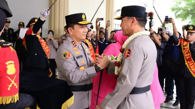 Kapolda Jambi Irjen Pol. Widodo menerima Pataka Siginjai Sakti Wira Bhakti dalam upacara serah terima di Lapangan Mapolda Jambi, Rabu (14/10/2026).(Foto : ist/Dok.Polda Jambi)