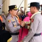 Kapolda Jambi Irjen Pol. Widodo menerima Pataka Siginjai Sakti Wira Bhakti dalam upacara serah terima di Lapangan Mapolda Jambi, Rabu (14/10/2026).(Foto : ist/Dok.Polda Jambi)