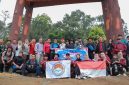Bupati Monadi bersama 28 pemuda pendaki Gunung Kerinci.
