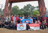 Bupati Monadi bersama 28 pemuda pendaki Gunung Kerinci.