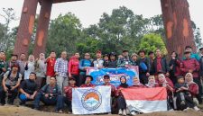 Bupati Monadi bersama 28 pemuda pendaki Gunung Kerinci.