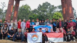 Bupati Monadi bersama 28 pemuda pendaki Gunung Kerinci.