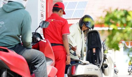 Pertamina memperkuat pasokan BBM dan distribusi ke SPBU di seluruh Indonesia.