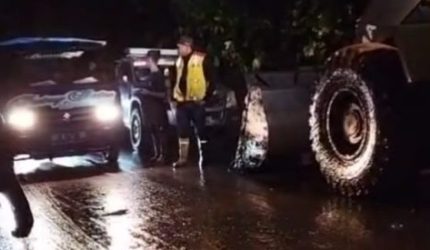 Jalan Sungai Penuh–Tapan kembali bisa dilalui kendaraan dengan sistem buka tutup usai longsor.